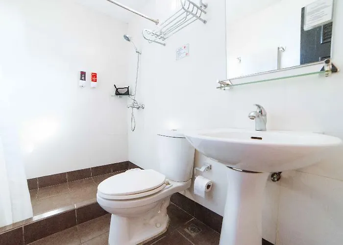 Reddoorz Plus Near Naia Expressway 3*